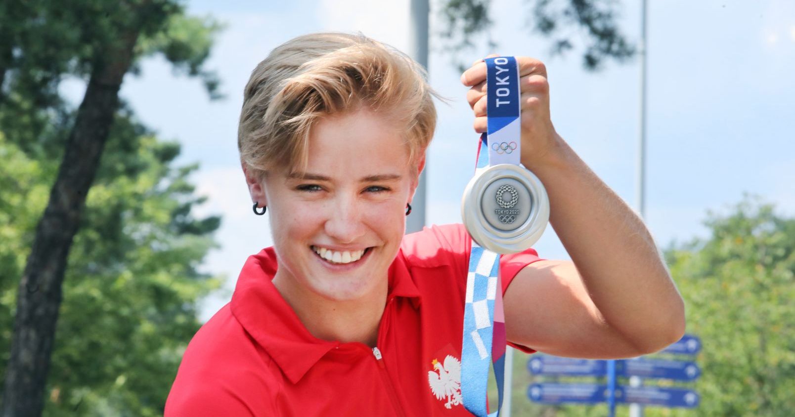 Katarzyna Zillmann Katarzyna Zillmann, młoda kobieta pokazująca srebrny medal