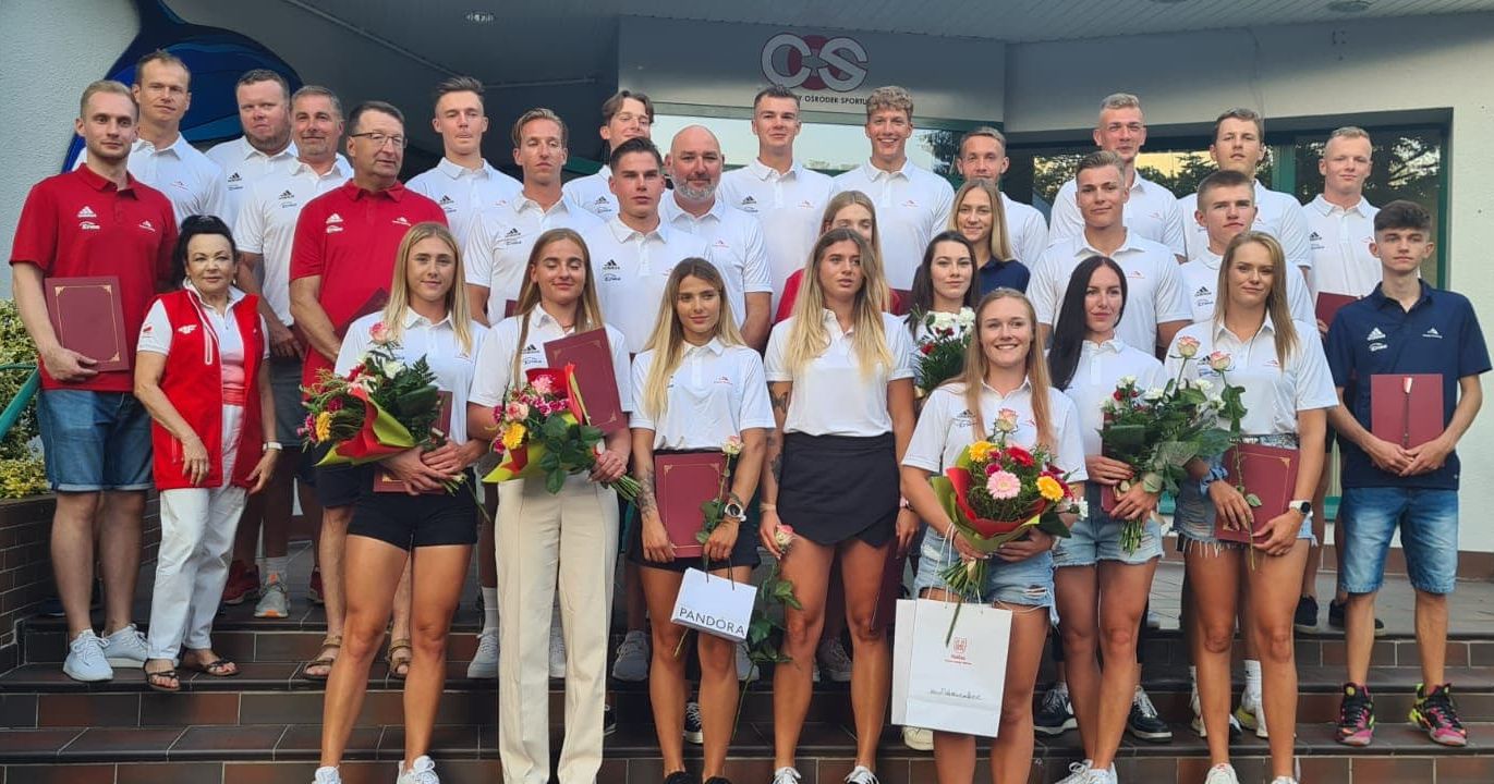 Kadra na Młodzieżowe Mistrzostwa Świata Zdjęcie grupowe kadry wioślarskiej na Młodzieżowe Mistrzostwa Świata. Kobiety w pierwszym rzędzie trzymają kwiaty i teczki.